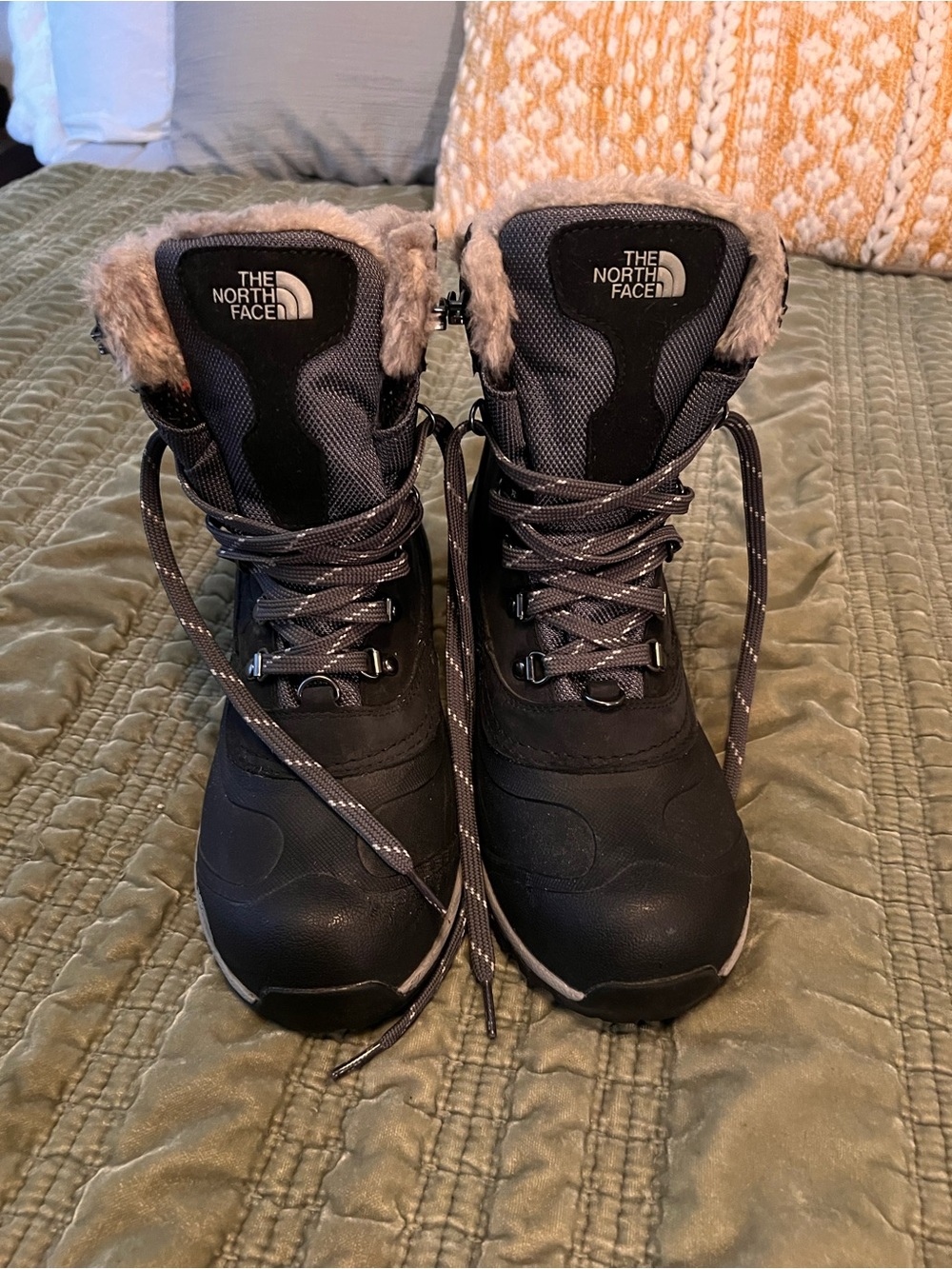 The North Face Chilkat 400 Winter Boots Women's sz 8.5 TNF Black/Zinc Grey